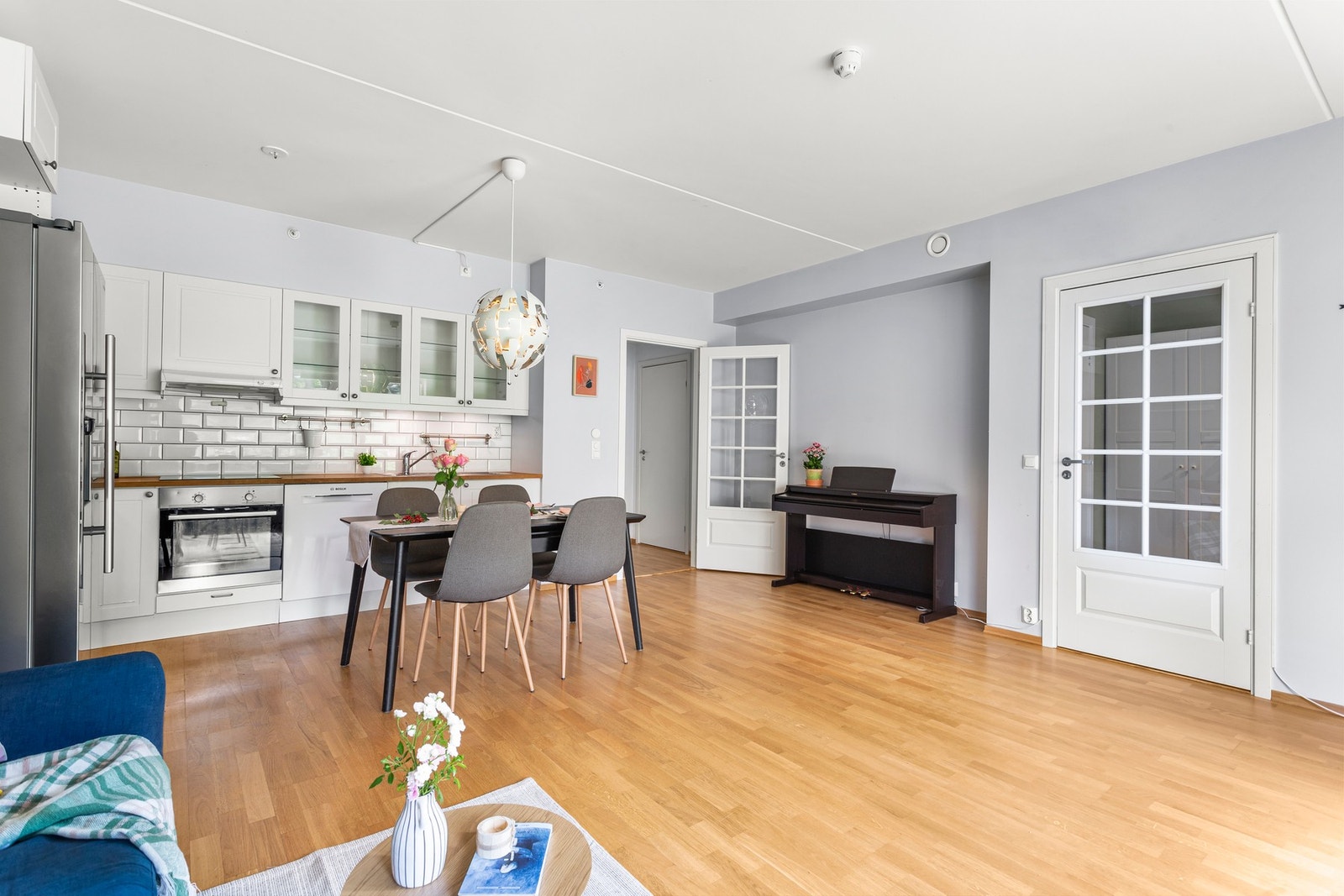 Kjøkkenet har hvit innredning fra byggeår, med profilerte fronter samt noe vitrinefronter. Spiseplassen markerer det naturlige skillet mellom kjøkken og stue. Galleribilde