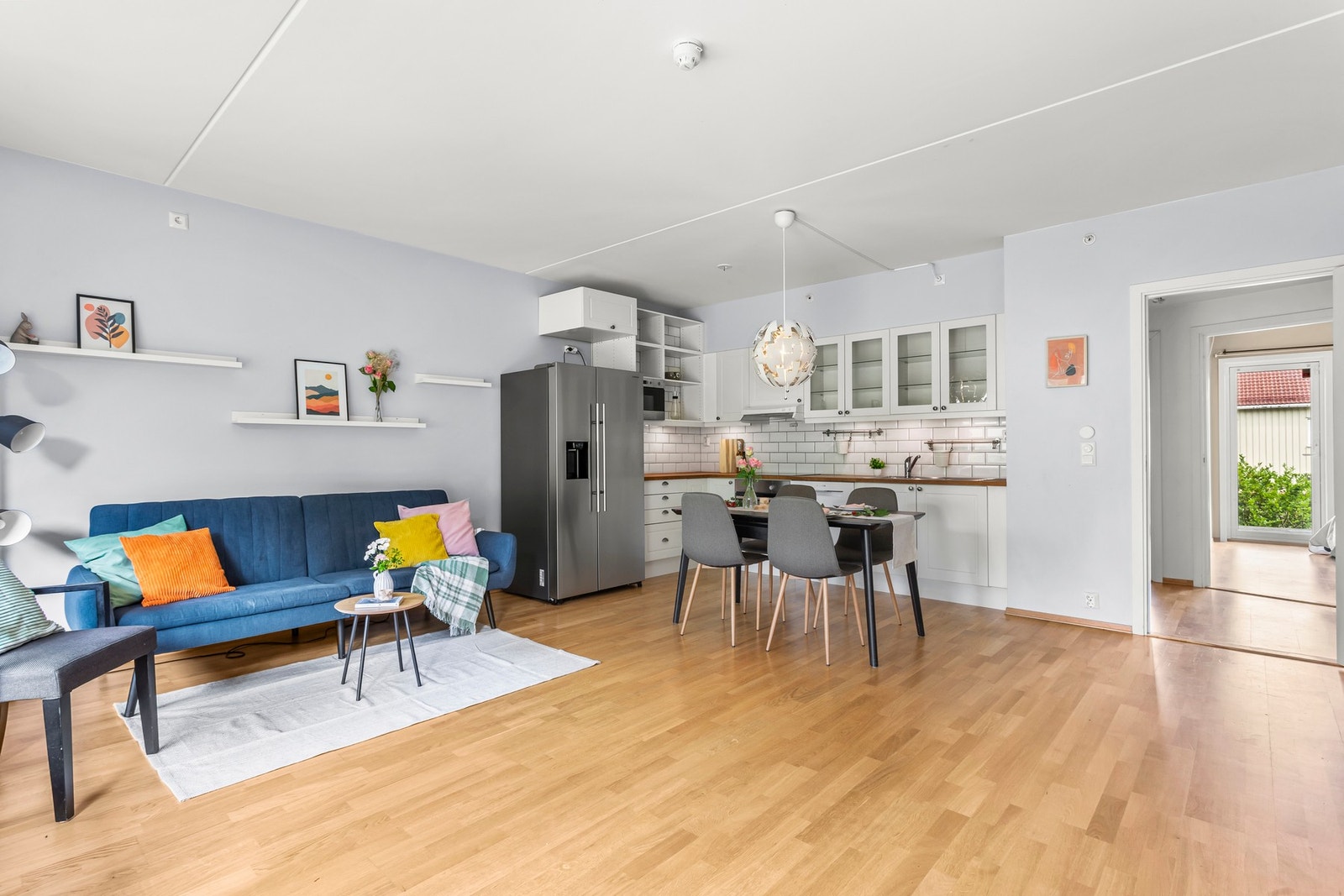 Stuen ligger i åpen løsning med kjøkkenet, og sammen danner de et romslig og innbydende allrom med god møbleringsfrihet. Galleribilde