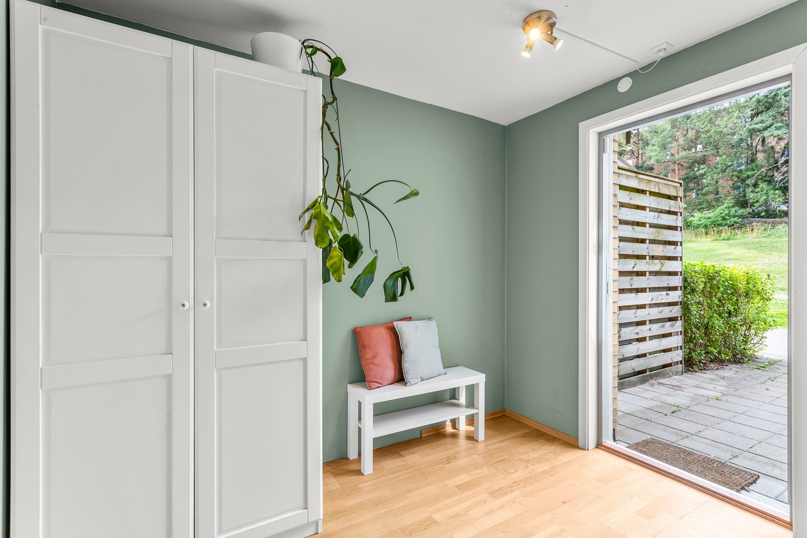 Leiligheten har eget inngangsparti fra bakkeplan. Galleribilde