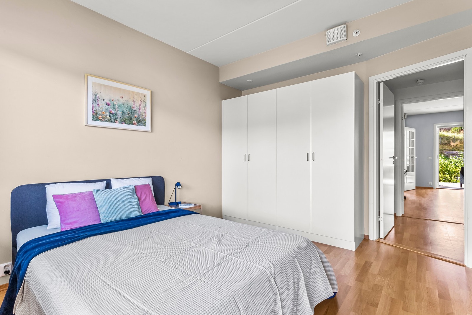 Leiligheten har en svært god planløsning der soverommene ligger adskilt, med vinduer som vender mot øst. Galleribilde