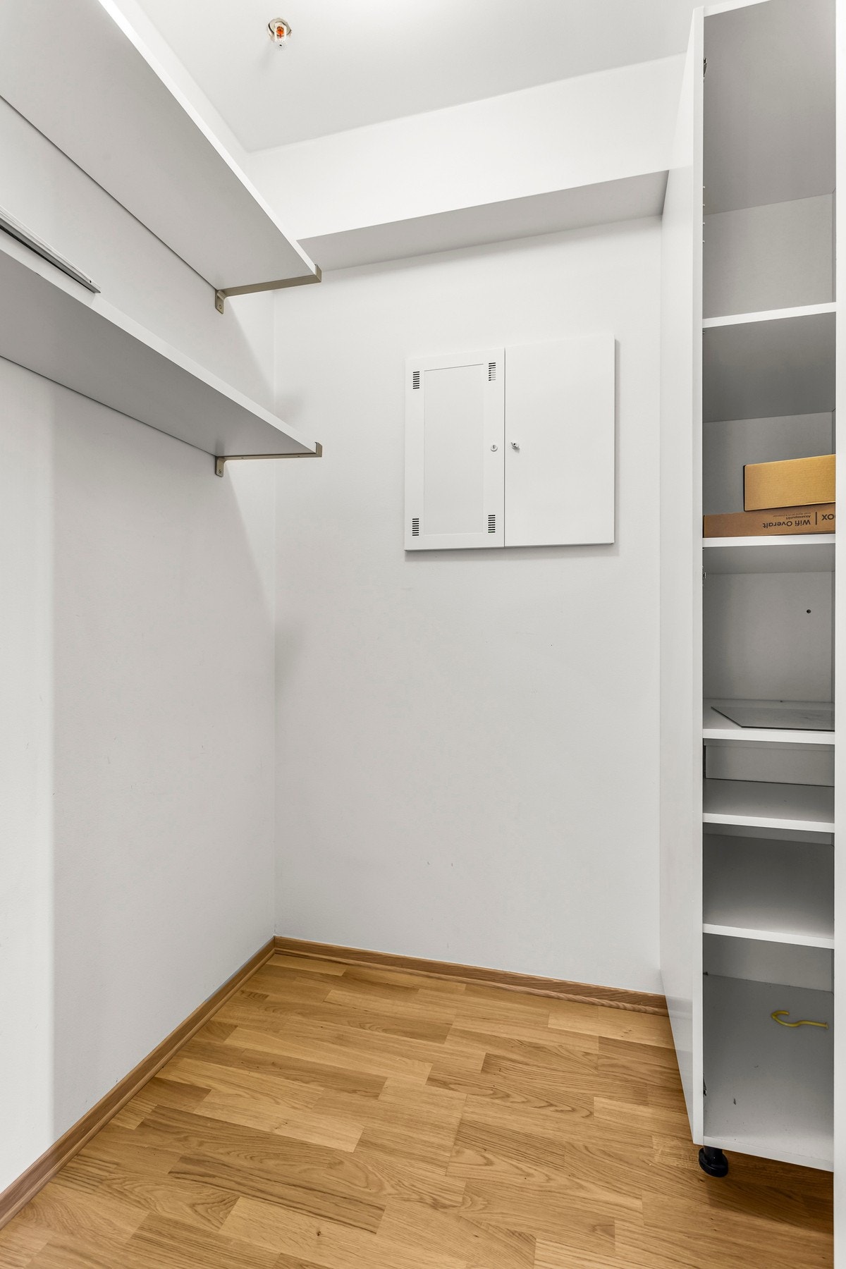 Soverom 3 har adkomst til en praktisk, innvendig bod. Her er det også strømuttak. Galleribilde