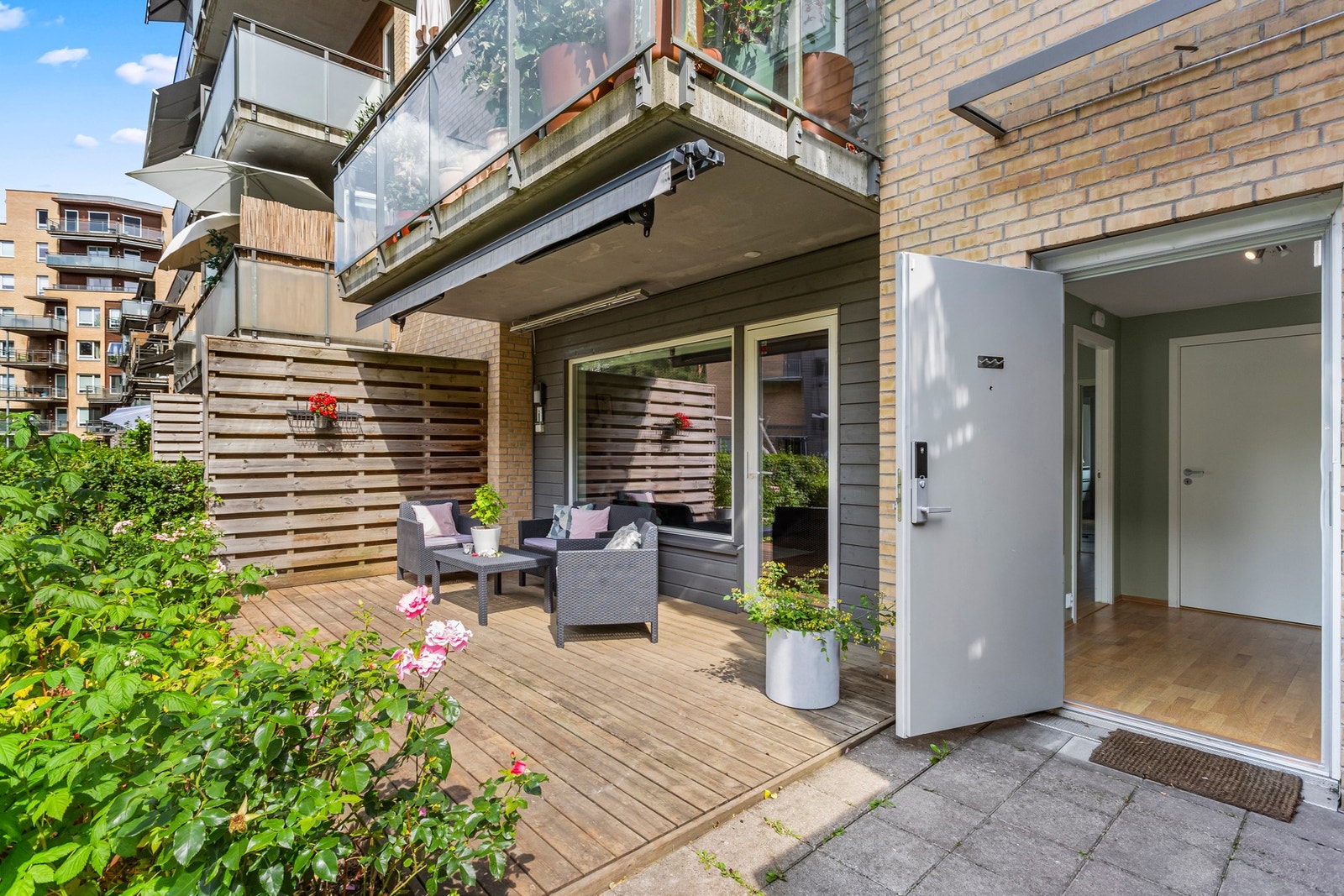 En moderne 4-roms familieleilighet, med garasjeplass og elbil-lader. Leiligheten har en attraktiv intern beliggenhet i første etasje, med eget inngangsparti, to flotte terrasser og utsyn mot felles lekeplass og grønt tun. Galleribilde