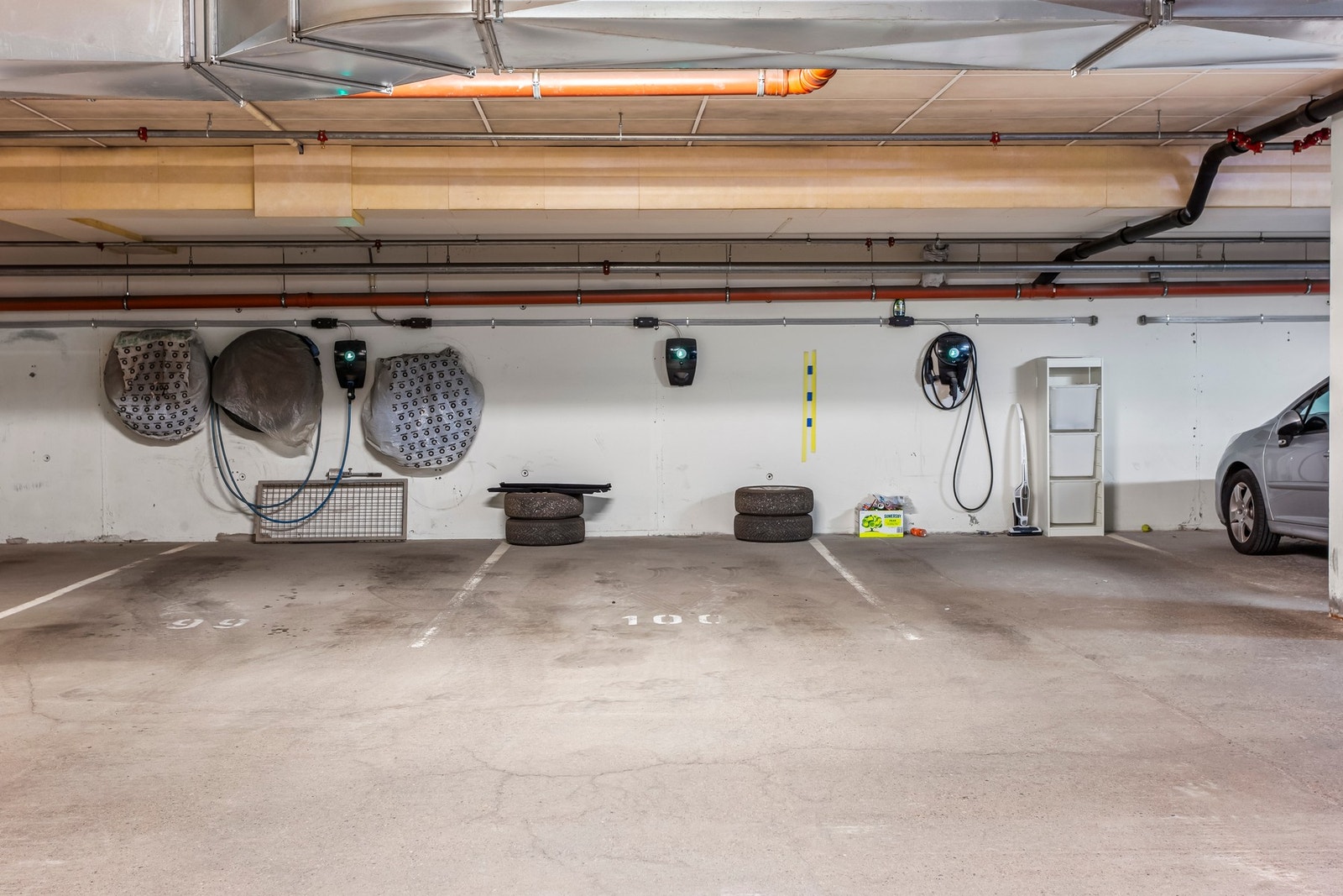 Leiligheten disponerer en parkeringsplass med elbil-lader, i felles oppvarmet garasjeanlegg. Parkeringsplassen merket nr. 100 medfølger. Galleribilde