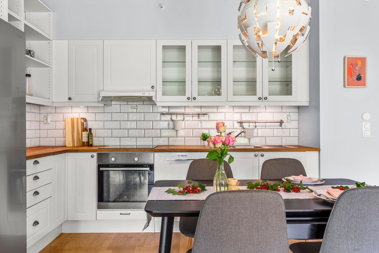 Kjøkkenet er utstyrt med benkeplate i heltre, med nedfelt kum i rustfritt stål, og fliser på vegg over benk. Integrert stekeovn og ny platetopp med induksjon (2025). Oppvaskmaskinen medfølger i handelen, sammen med integrerte hvitevarer. Galleribilde