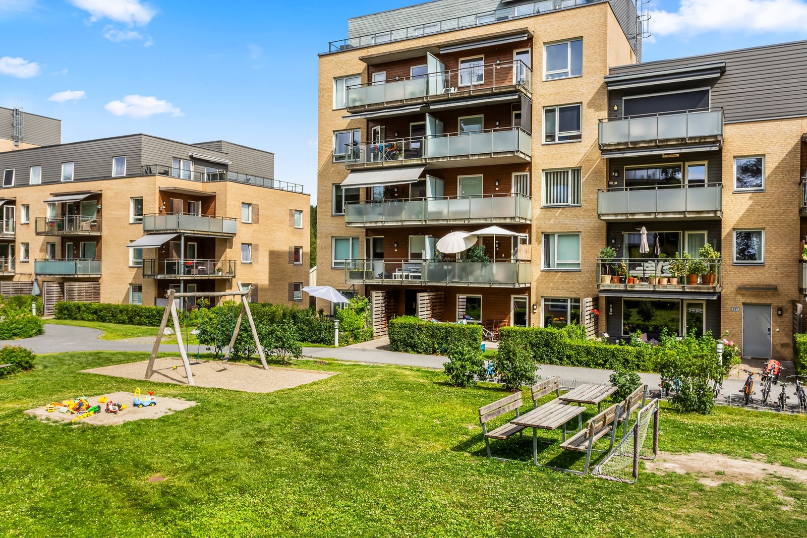 Svært barnevennlig beliggenhet, med enkel tilgang til lekeplass og felles grøntareal. Her kan småbarnsforeldre slappe av i ettermiddagssolen, mens barna leker trygt rett utenfor. Galleribilde