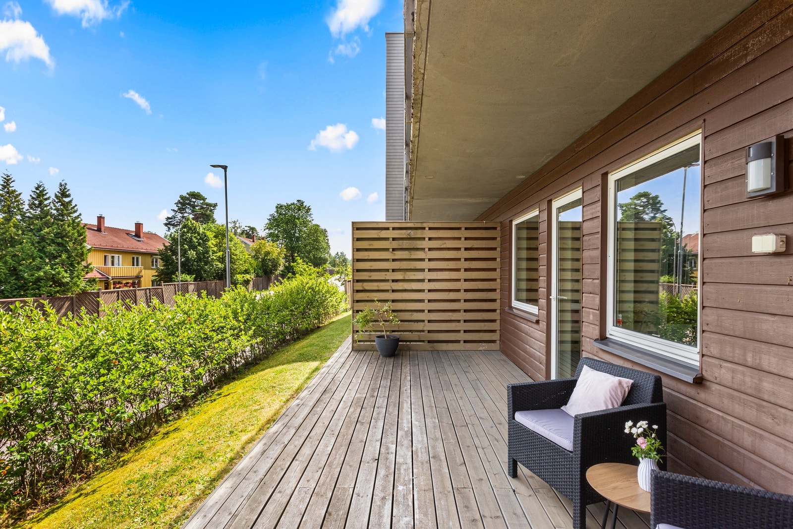 På denne siden er det fin morgensol. Utmerket for morgenkaffen eller hvis man søker skyggen på ettermiddagen. Galleribilde