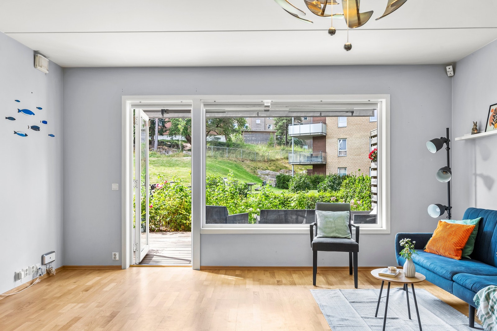 Stuen får godt med naturlig lysinnslipp fra store vindusflater mot vest. Galleribilde