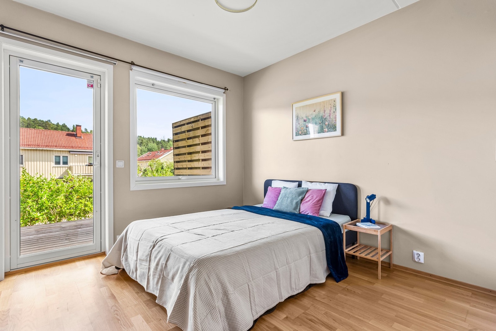 Hovedsoverommet er av god størrelse, med fin plass til å innrede med dobbeltseng og nattbord. Garderobeskap gir lagringsmuligheter for klær og sko. Galleribilde