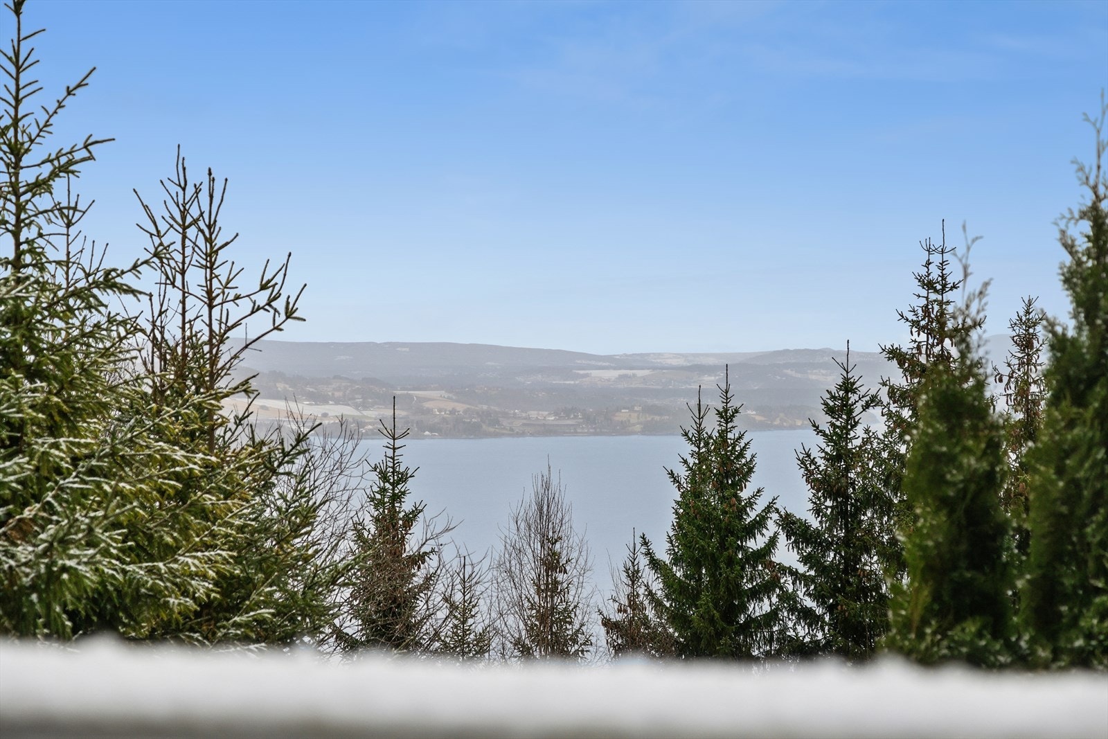 Fra balkongen kan du også nyte en nydelig utsikt mot nærliggende områder og vakre Tyrifjorden. Galleribilde