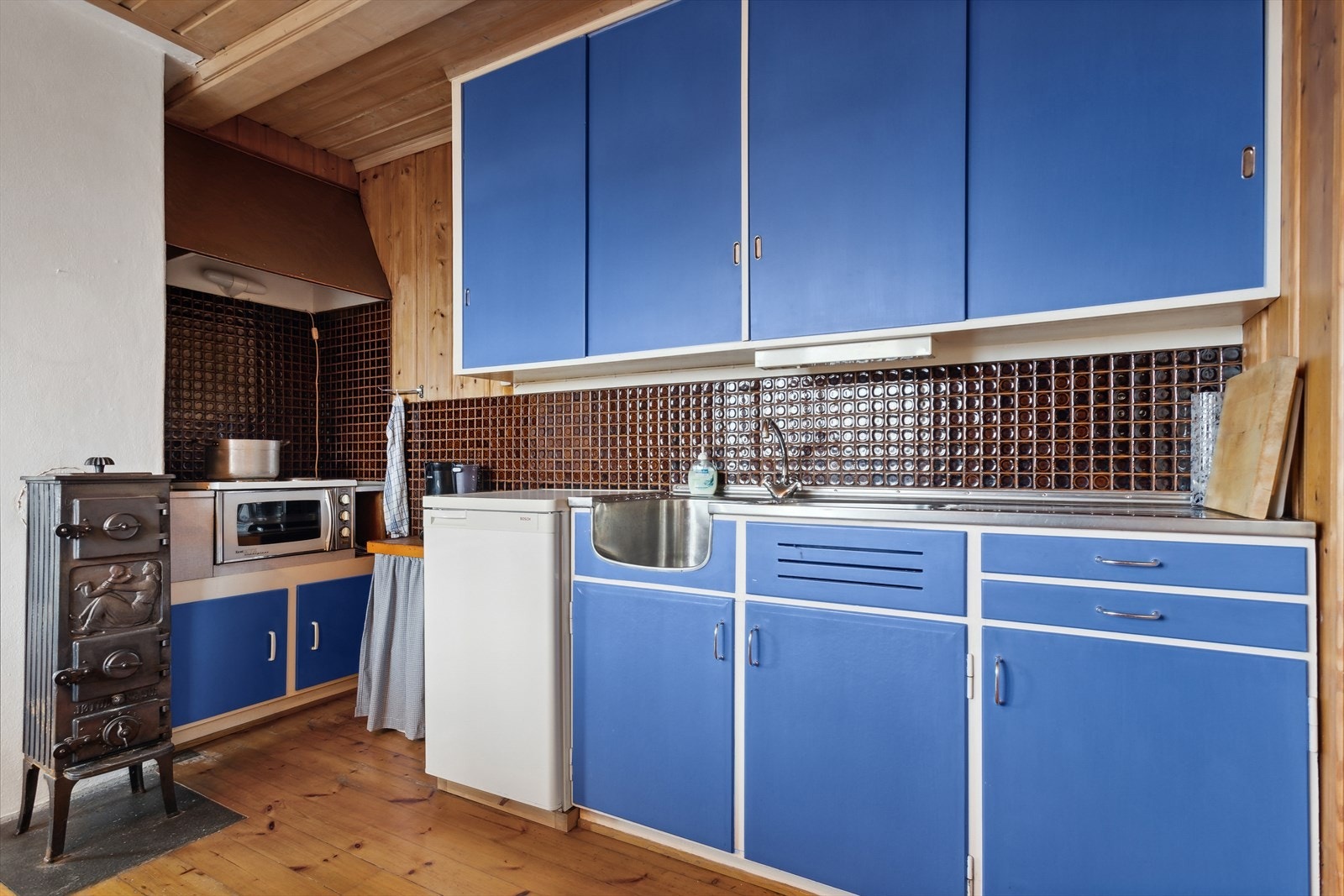 Med handelen følger en liten komfyr med to kokeplater og et kjøleskap. Galleribilde