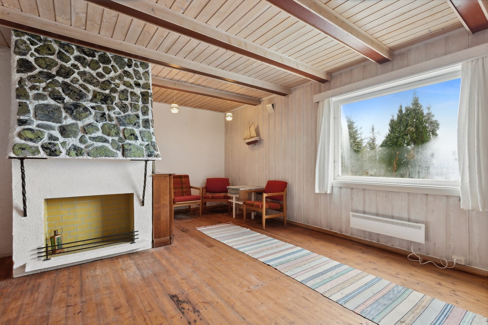 Denne etasjen består av et baderom/vaskerom og et oppholdsrom. Galleribilde