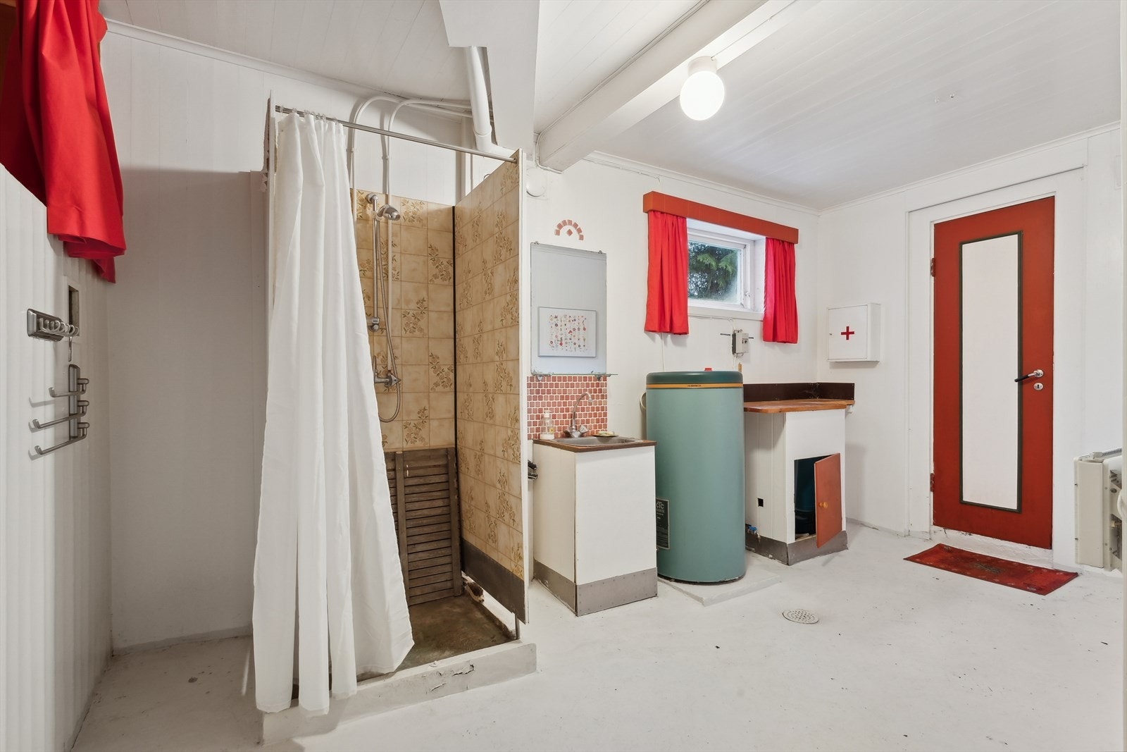 Etasjen har også et baderom/vaskerom. Her er det god plass for etablering av forbrenningstoalett Galleribilde