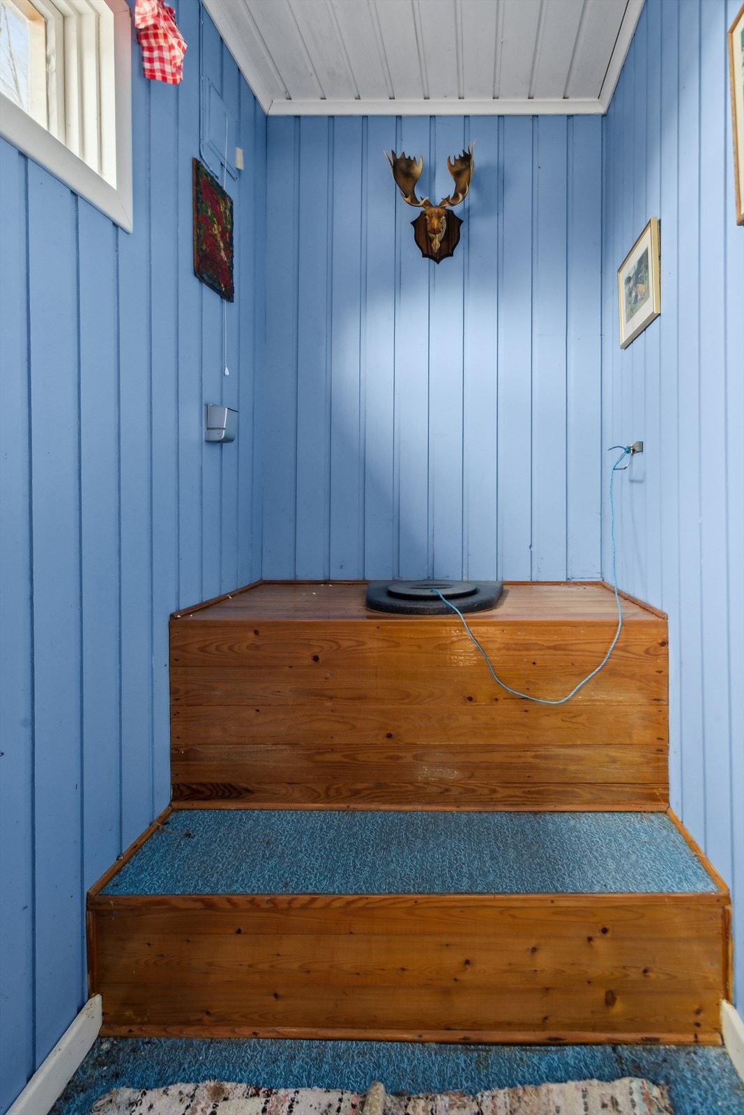 Det er også en utedo i deler av uthuset. Galleribilde