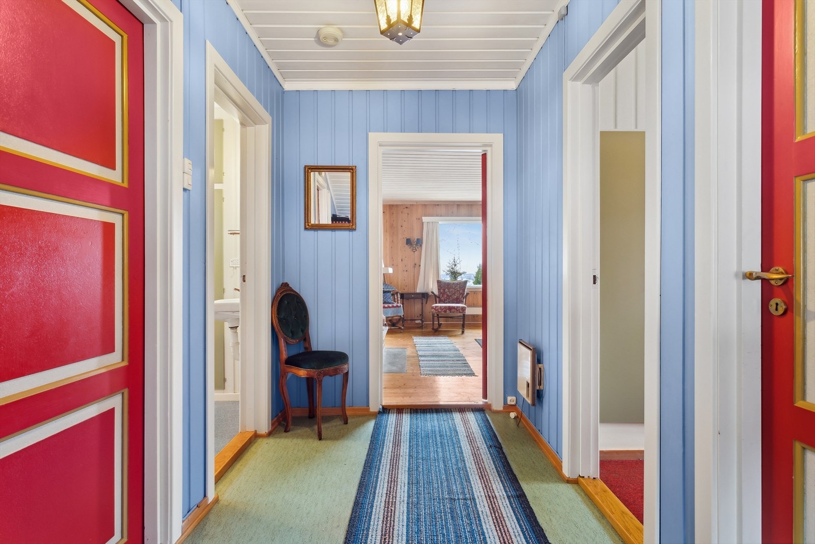 Romslig entré med plass til å henge fra seg yttertøy og sette fra seg sko. Galleribilde