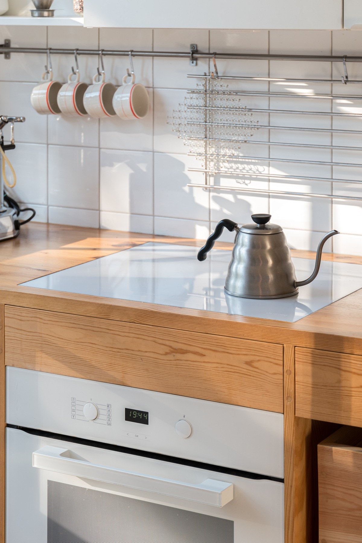 Den flislagte veggen er lett å vedlikeholde. Hvitevarer på kjøkkenet medfølger. Galleribilde