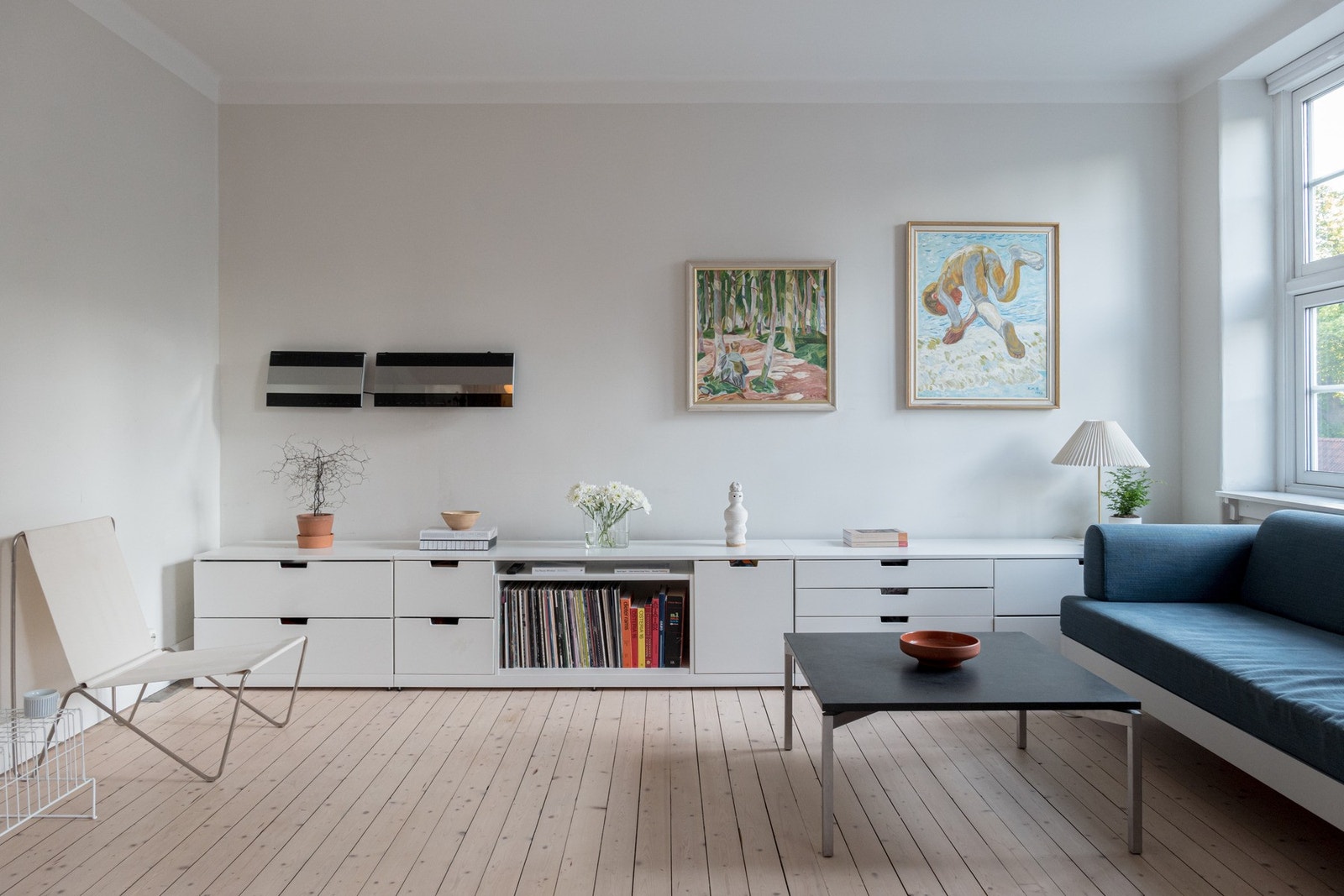 Tiltalende stue med plass til både sofagruppe, spisegruppe og TV- løsning. Galleribilde