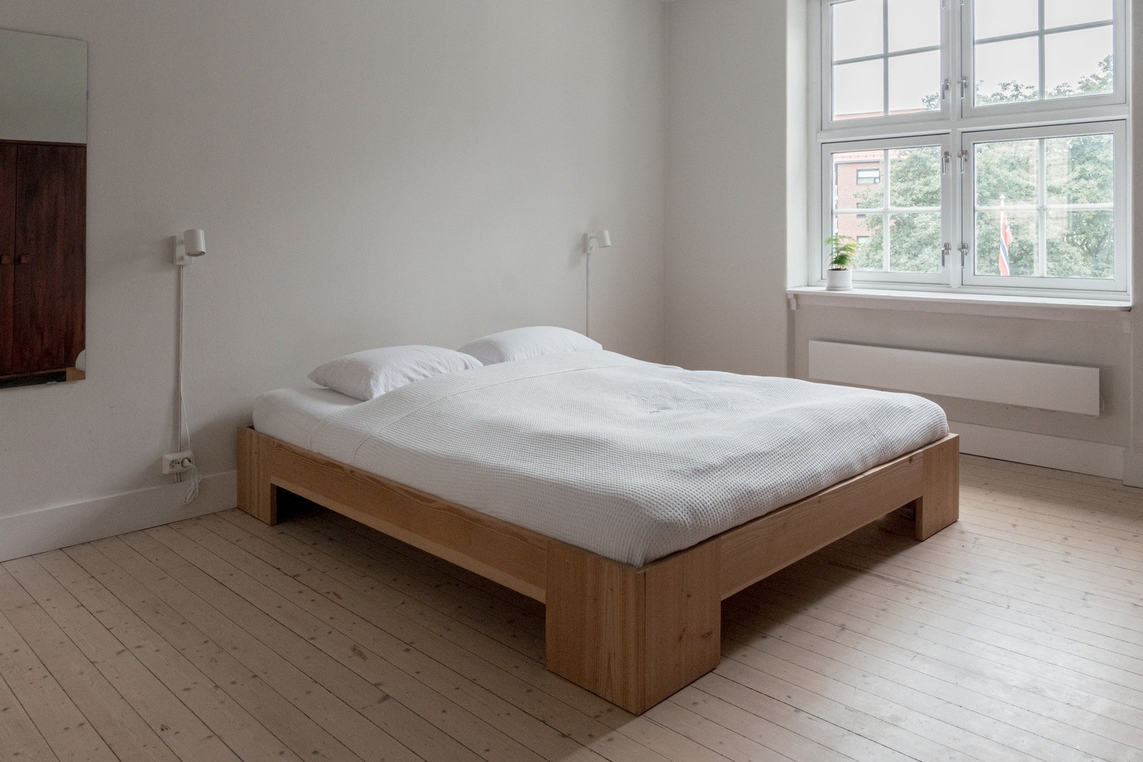 Det er god plass til dobbeltseng, skrivebord og ønsket garderobeløsning. Galleribilde