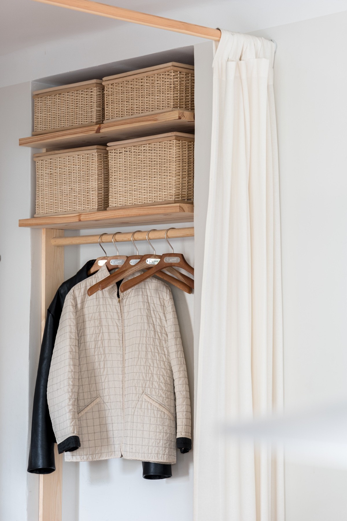 Entréen er tiltalende, med plass til oppbevaring av sko og yttertøy i plassbygget garderobe.
. Galleribilde