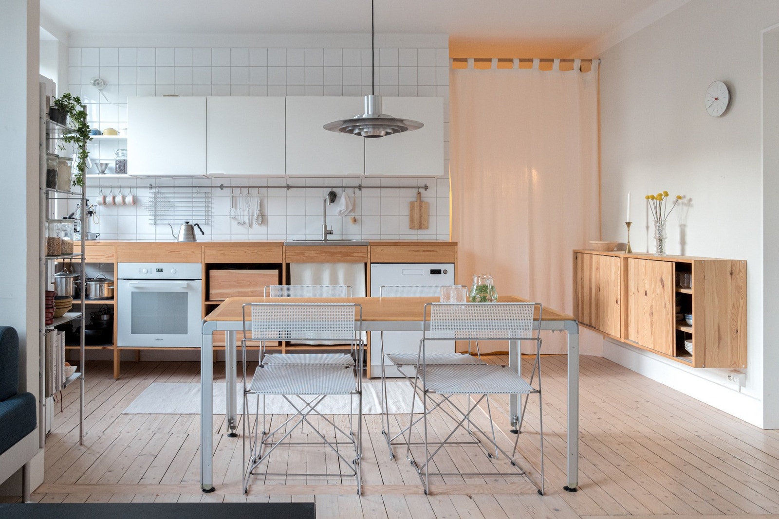 Stilren og klassisk 2-roms leilighet med gjennomgående planløsning, rolig og tilbaketrukket beliggenhet på idylliske Rosenhoff. Galleribilde