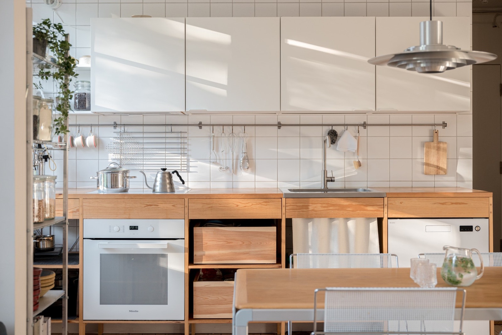 Kjøkken og stue har vestvendt beliggenhet med gode solforhold på ettermiddagen og kvelden. Galleribilde