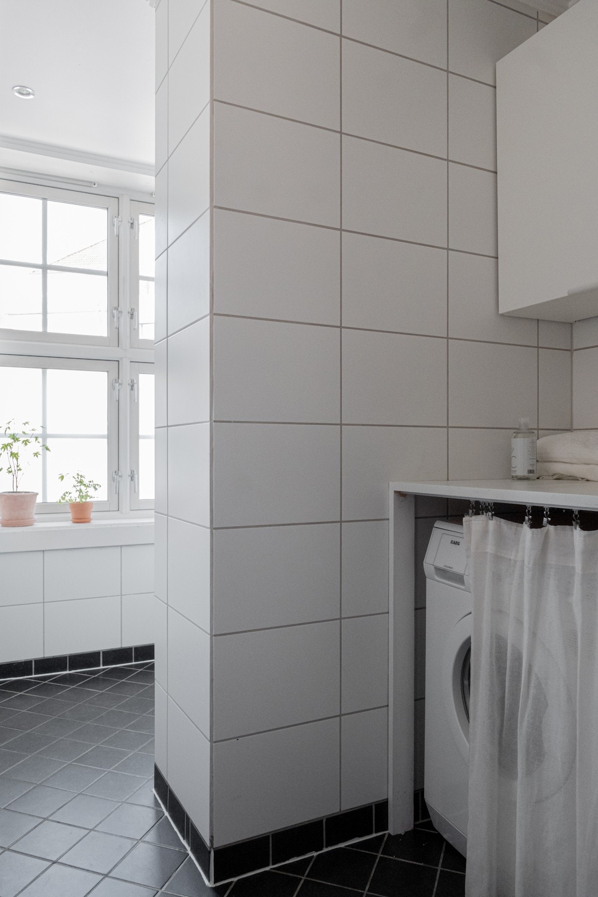 Badet har en praktisk vaskekrok med vaskemaskin Galleribilde