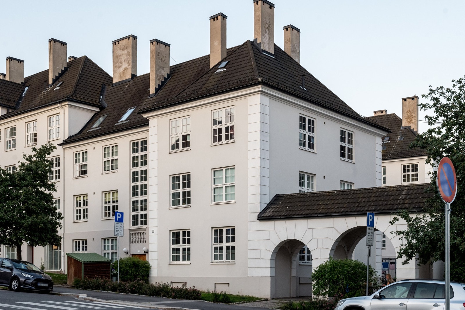 Beliggende i en klassisk bygård fra 1900-tallet, tegnet av arkitektene Morgenstierne og Eide Galleribilde