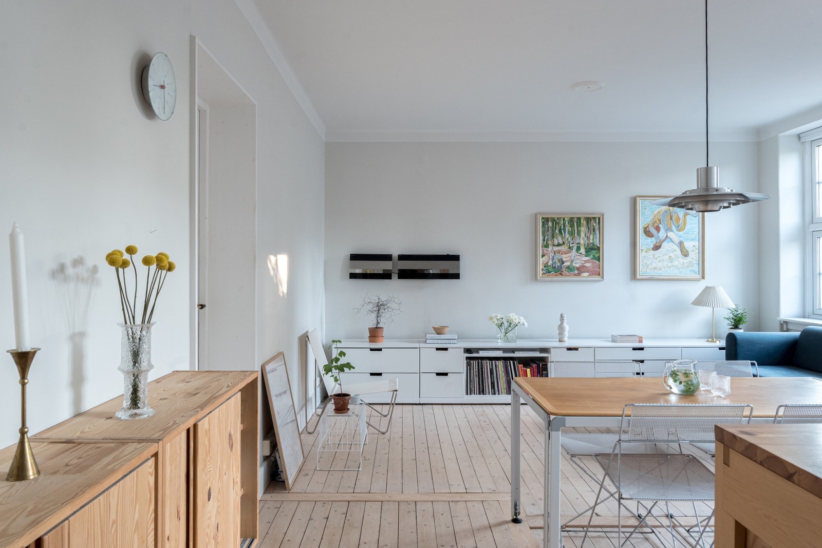 Stuen fremstår lys, luftig og tidsmessig utført. Galleribilde