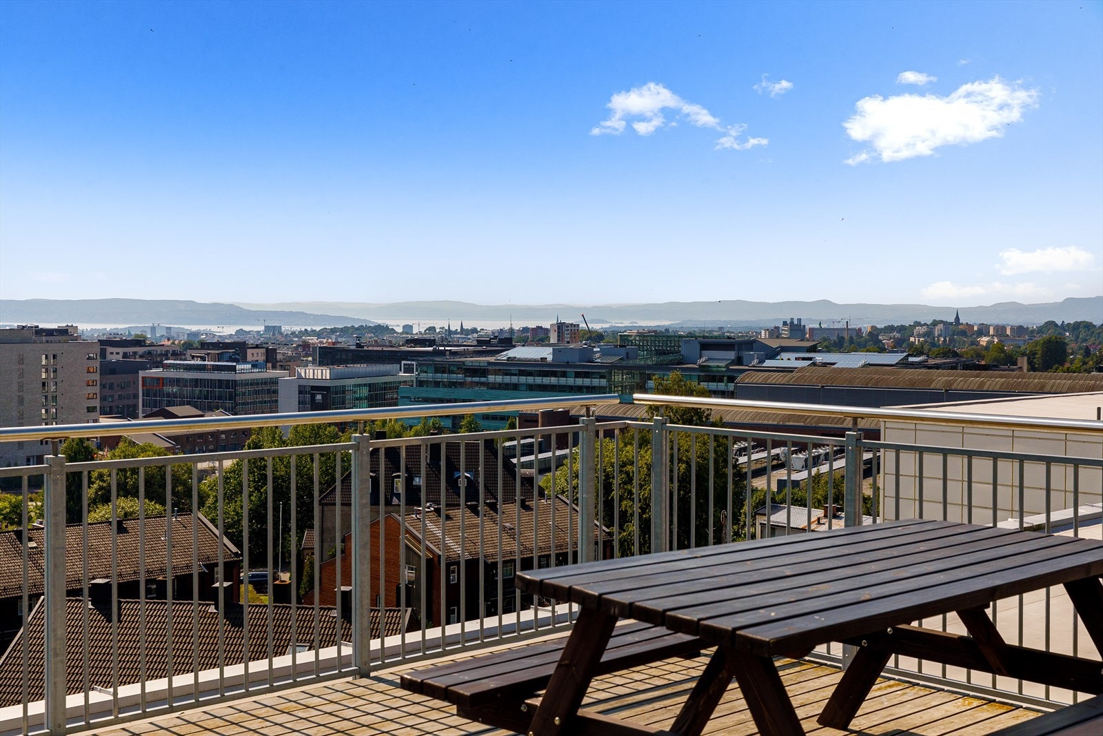 Felles takterrasse med meget gode solforhold og flott utsikt over Oslo, Holmenkollen og grøntarealer. Galleribilde