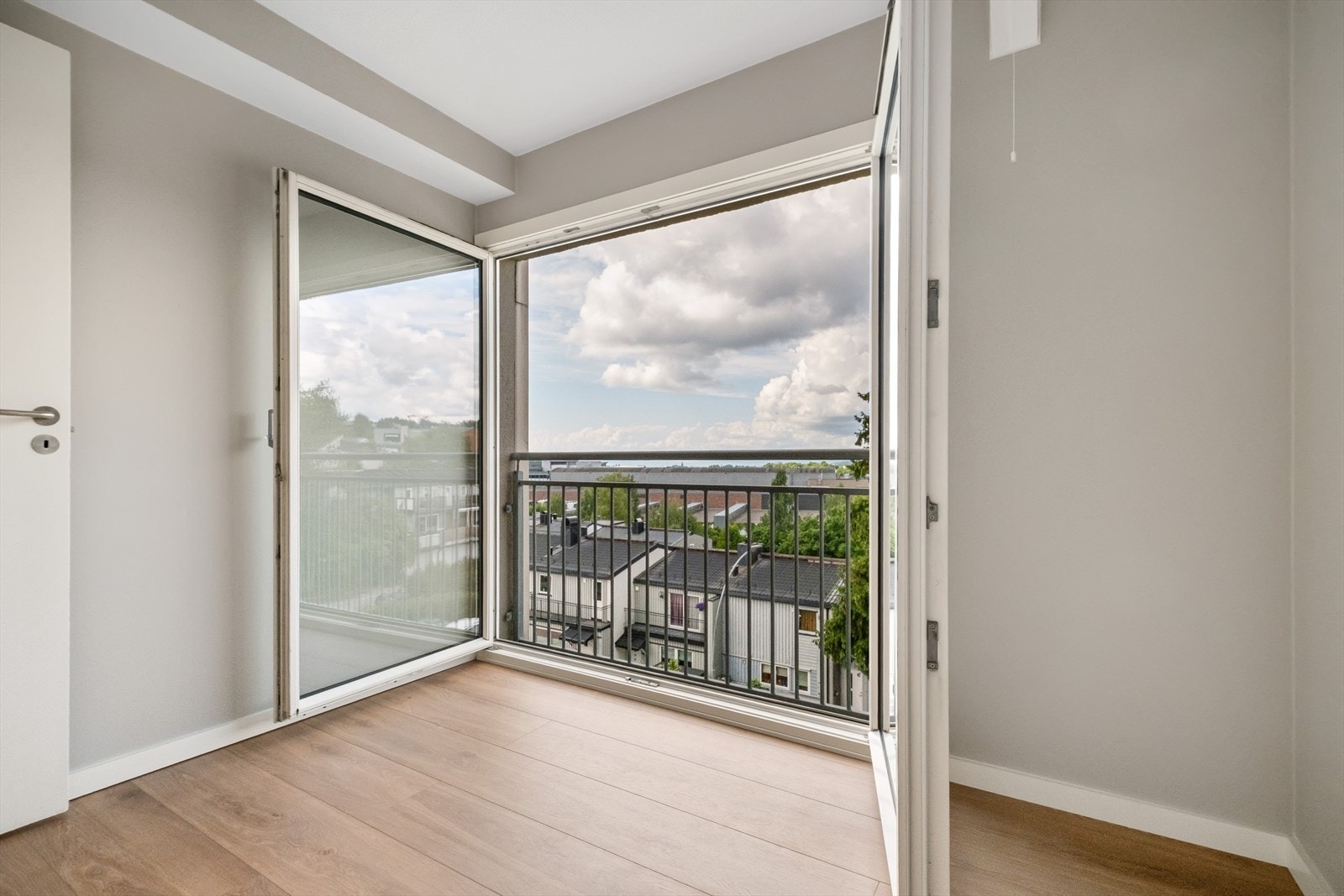 De store vindusflatene og den sjarmerende franske balkongen gir rommet en lun følelse. Galleribilde