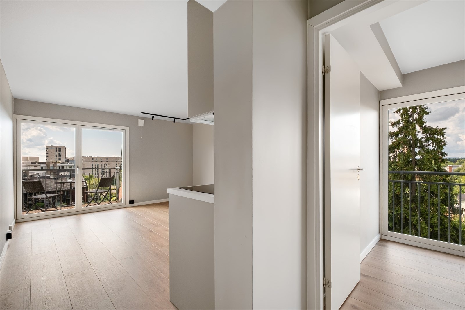 Leiligheten har en lys entré med plass til oppbevaring av yttertøy og sko. Velkommen inn! Galleribilde