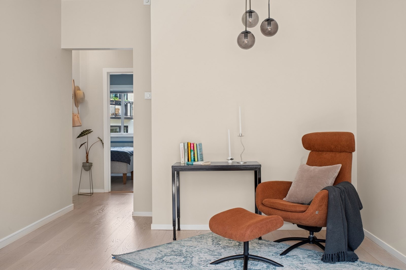 Leiligheten har lekker gjennomgående parkett som gir boligen et moderne, men lunt uttrykk Galleribilde