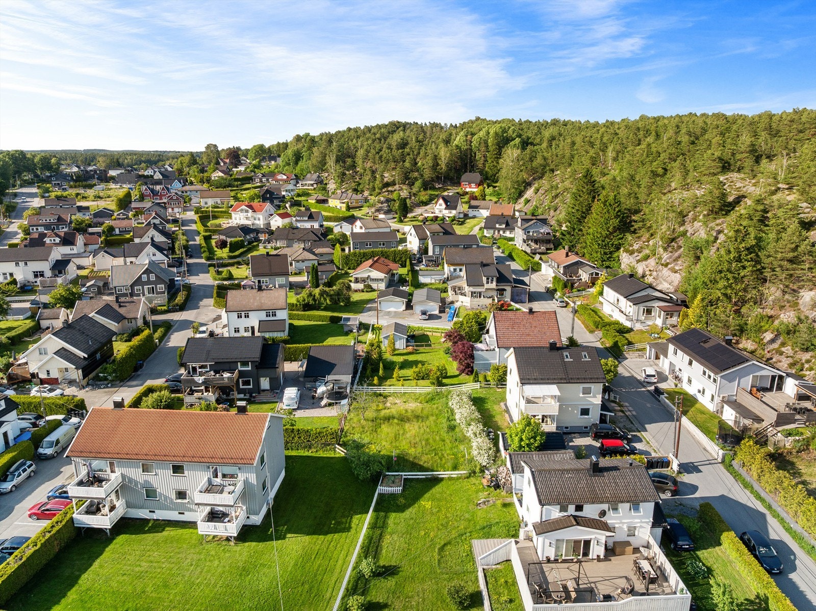 Med Hannestadfjellet i bakgrunnen oppleves nabolaget som tilbaketrukket. Bebyggelsen er i stor grad villa- og flermannsboliger. Galleribilde