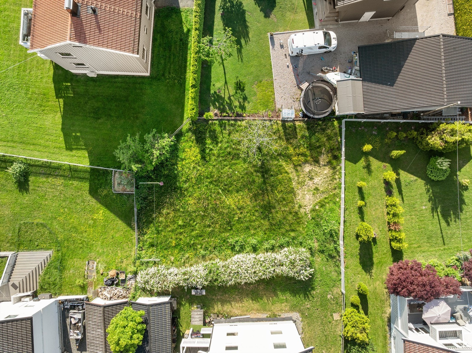 Eiendommen har tinglyst veirett over gnr. 2078 bnr. 147 som her sees i nedre bildekant, der garasje er planlagt revet. Galleribilde