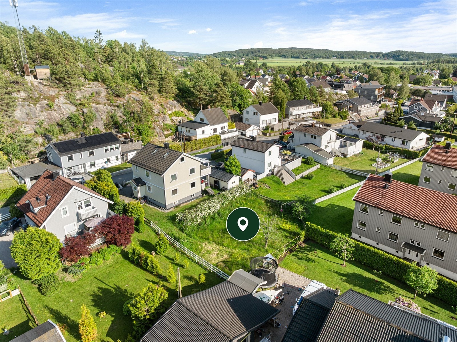 Boligtomten er en oppriktig sjelden mulighet til å oppføre et helt nytt hjem i det ellers veletablerte boligområdet Tindlund. Galleribilde