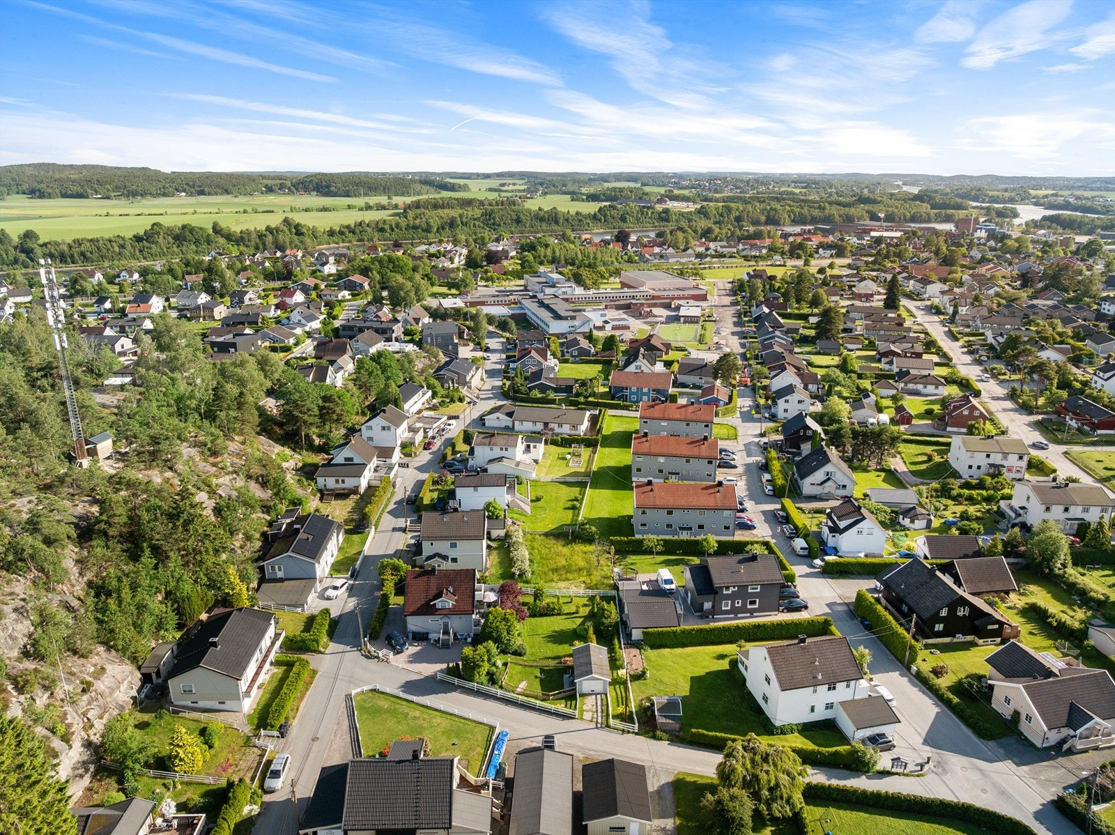 For en familie med barn i skolealder er det spesielt praktisk at både barneskole og ungdomsskole er lett tilgjengelig i nabolaget. Galleribilde