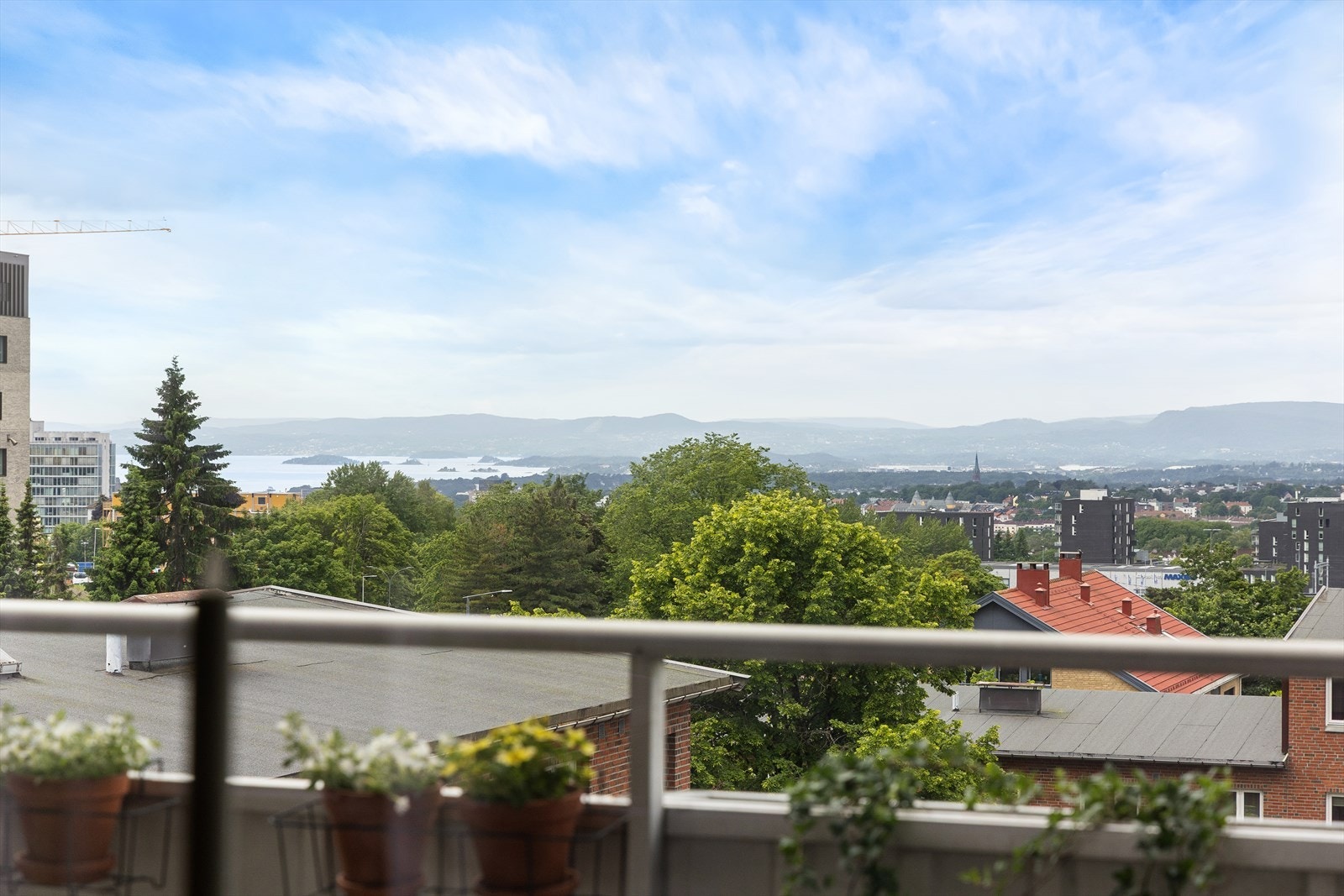Fra balkongen er det åpen og fantastisk utsikt hvor du kan se helt ned til fjorden. Galleribilde