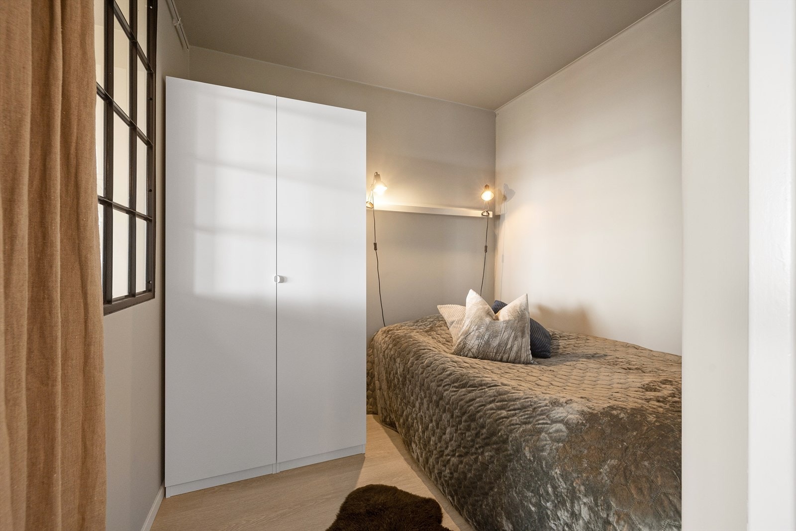 Her er det god plass til seng og garderobeskap. Galleribilde