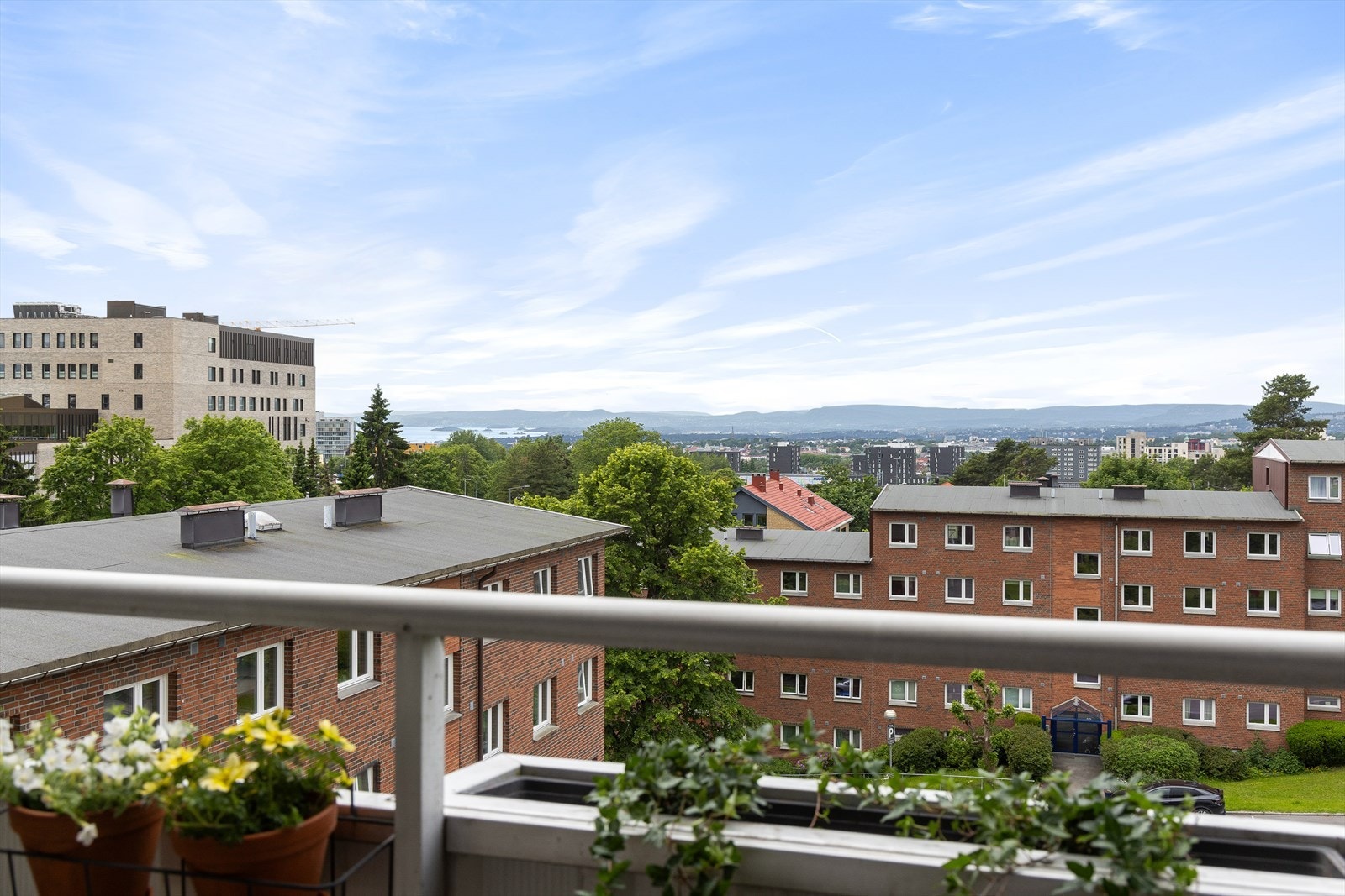 En delikat, lys og arealeffektiv 1-roms beliggende i et veletablert og attraktivt boligområde på Disen. Galleribilde