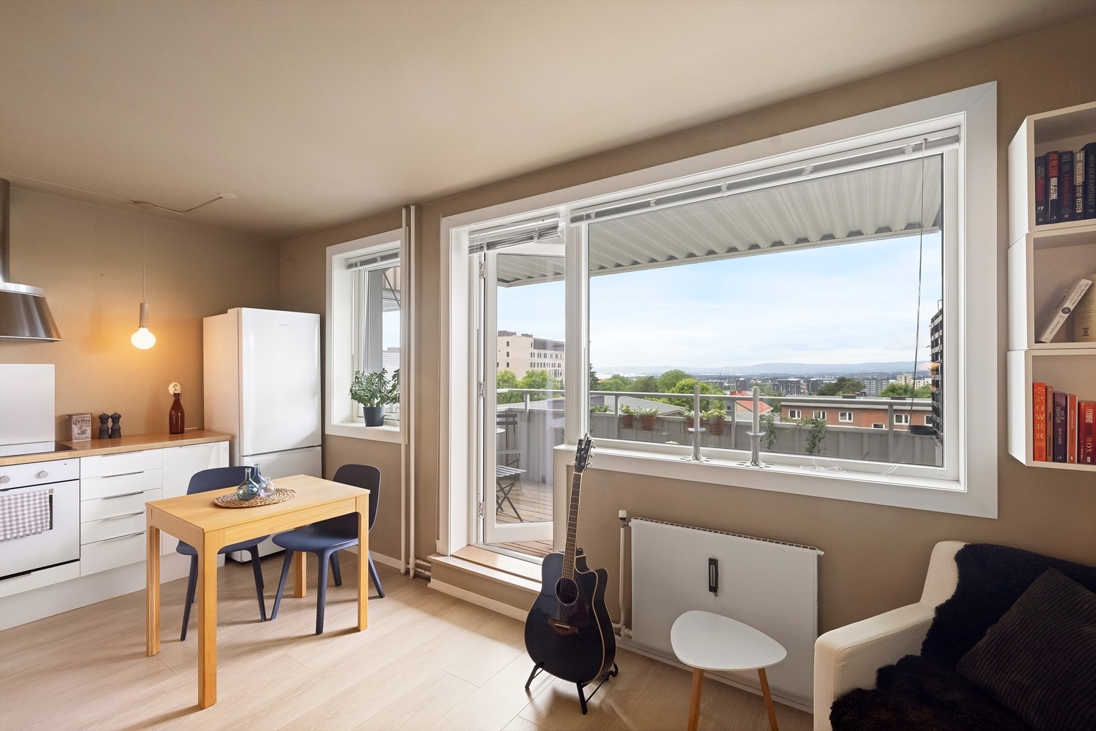 Leiligheten ligger i 6. etasje og inneholder entré, kjøkken, stue, alkove og bad. Galleribilde