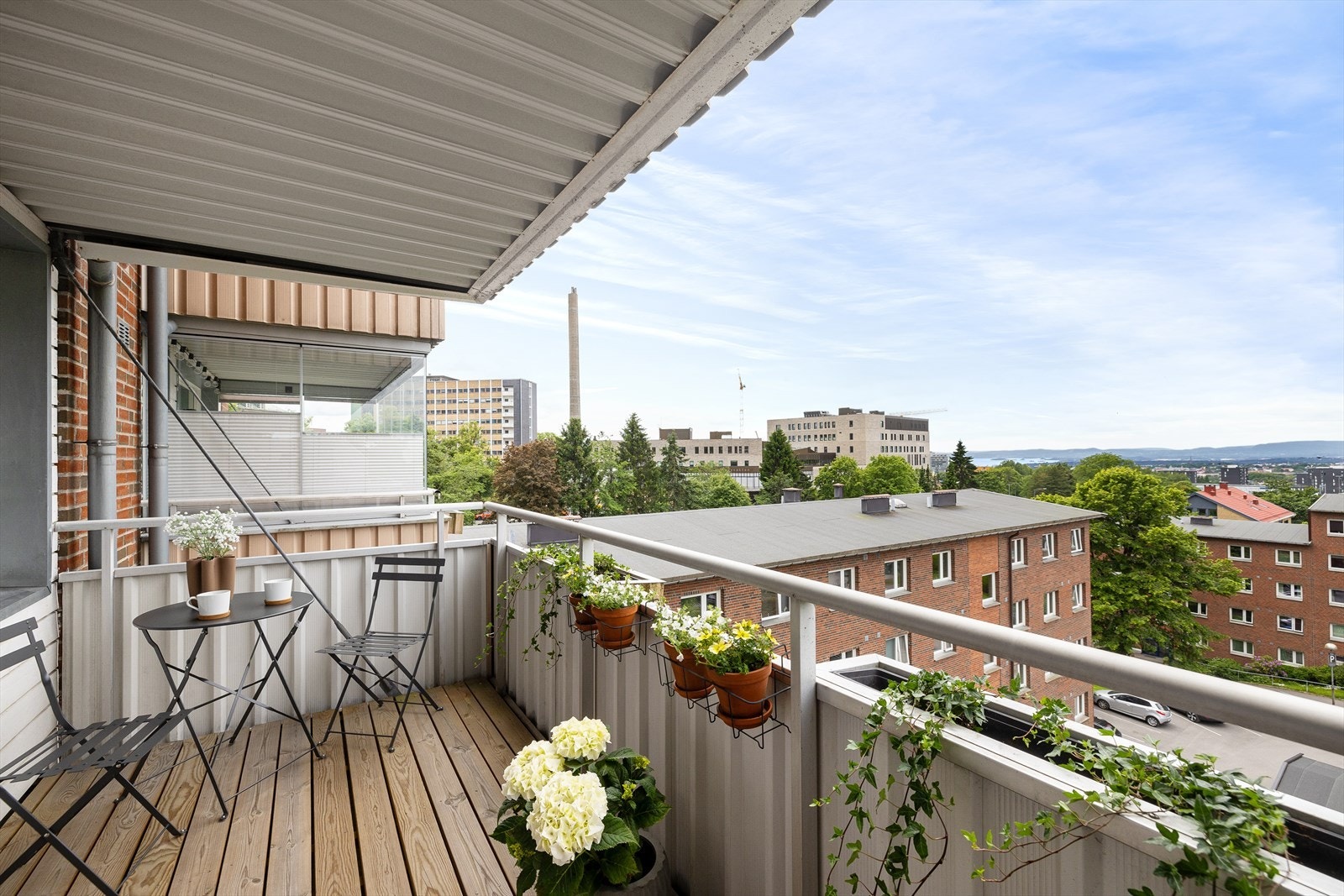 Her er det god plass til sittegruppe, grill og beplantning. Høyt og fritt i 6. etasje uten sjenerende innsyn eller gjenboere. Galleribilde