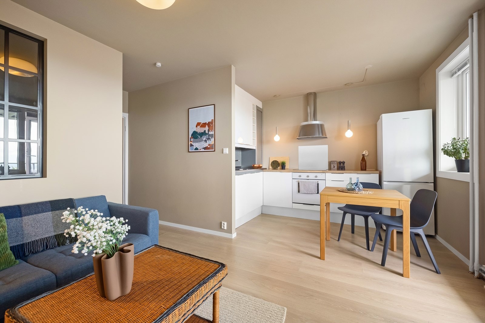 Rommet har en åpen og sosial løsning som enkelt innredes i ulike soner. Galleribilde