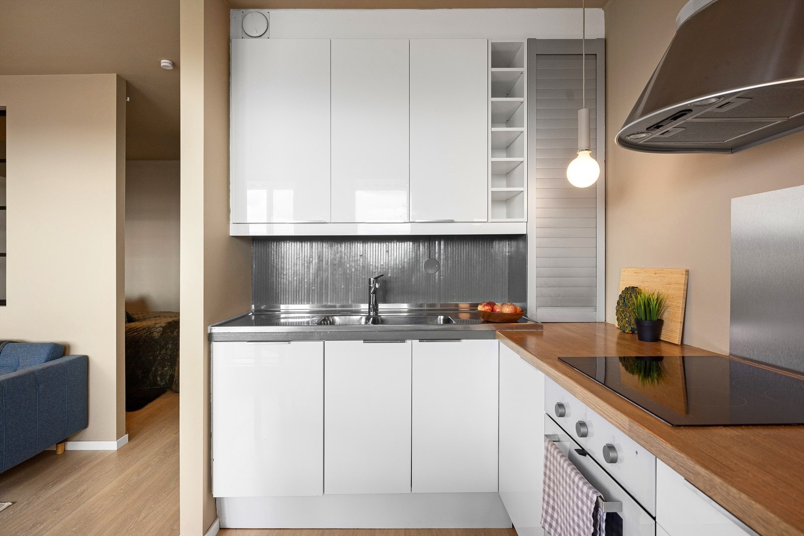 Det er godt med lagringsplass i både skap og skuffer, samt god plass til matlaging. Galleribilde