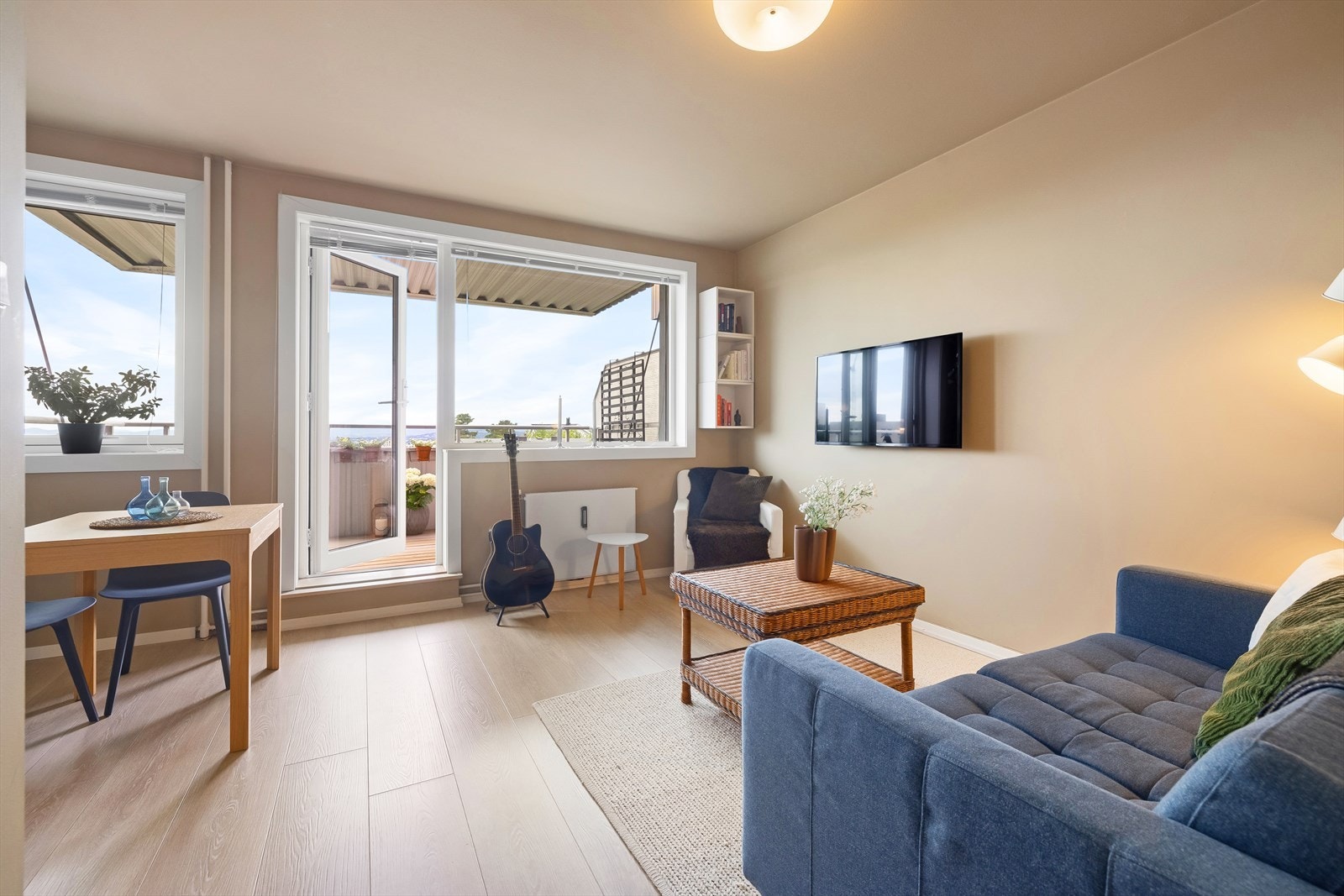 Leiligheten har godt lysinnslipp via store vindusflater og fint utsyn. Her bor du skjermet og usjenert uten innsyn eller gjenboere. Galleribilde