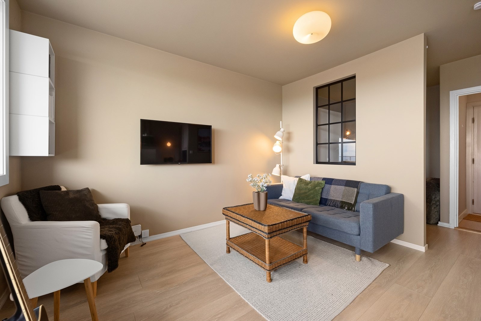 Det er fint plass til sofagruppe med tilhørende sofabord og tv-møblement. Galleribilde