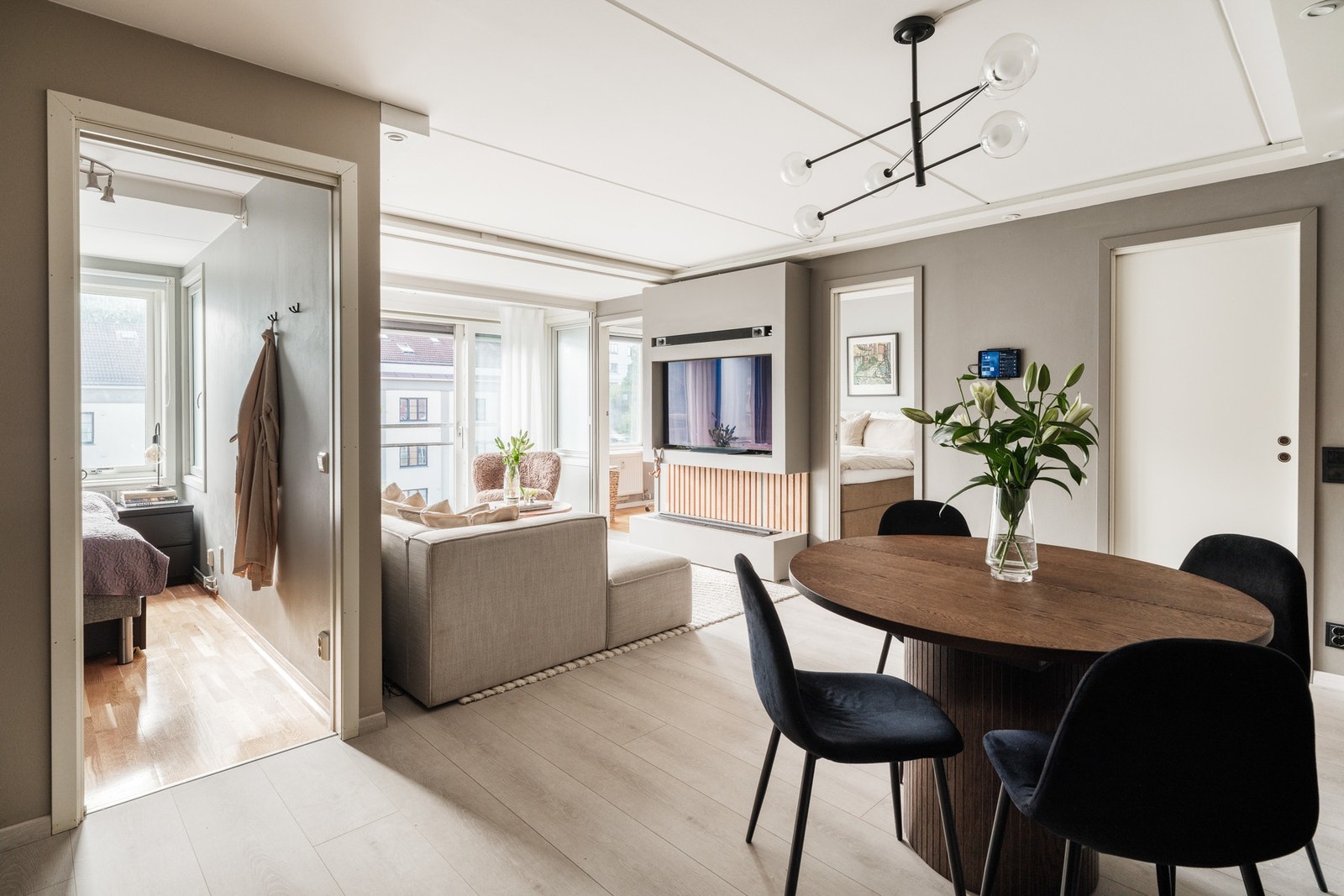 Stuen kan enkelt innredes med både sofa- og spiseseksjon. Galleribilde