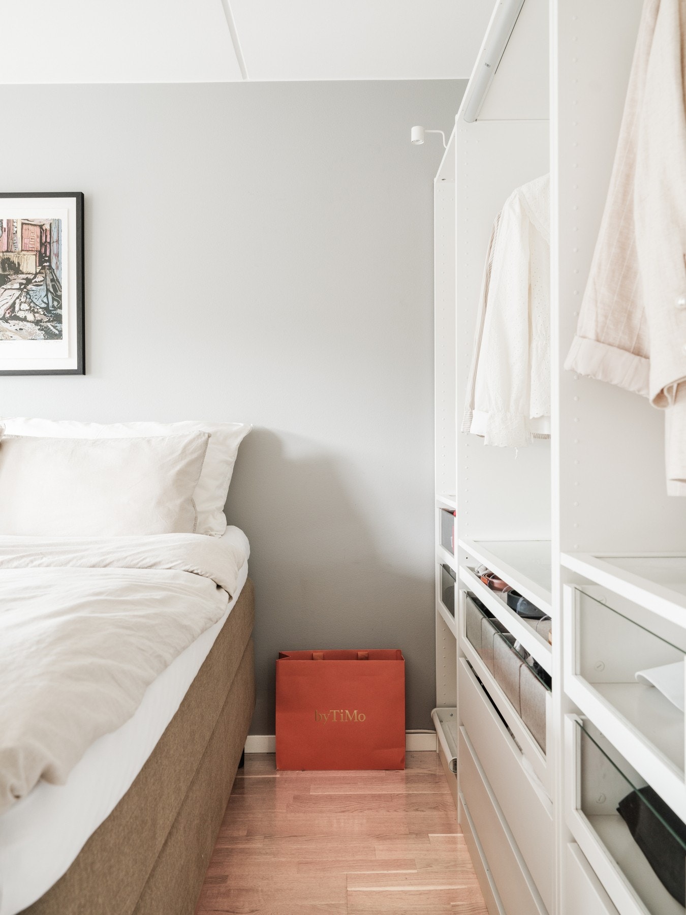 Begge soverommene er innredet med garderobeskap. Galleribilde