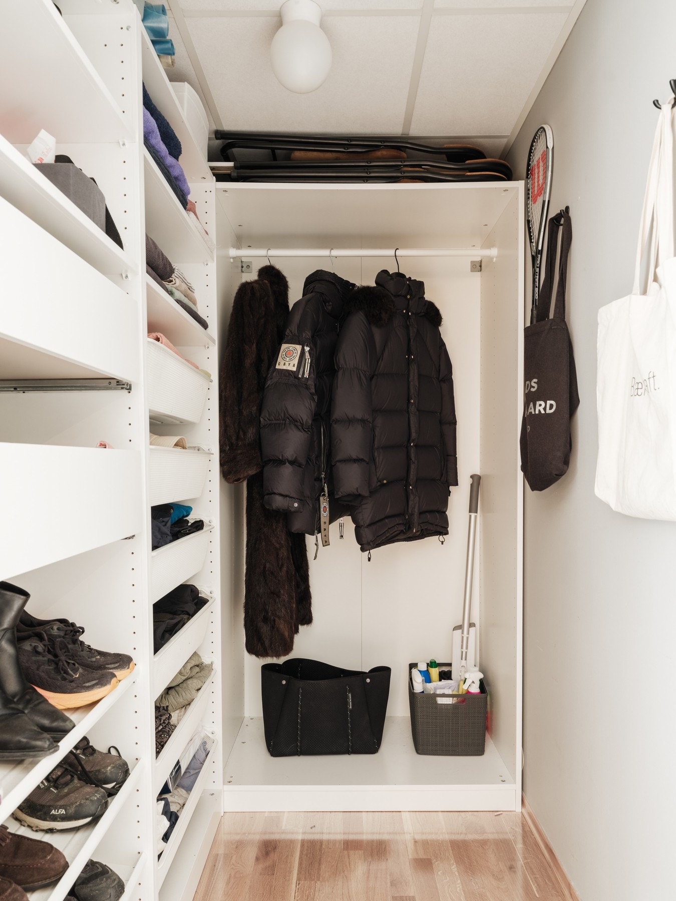 Romslig garderobe med rikelige oppbevaringsmuligheter. Galleribilde