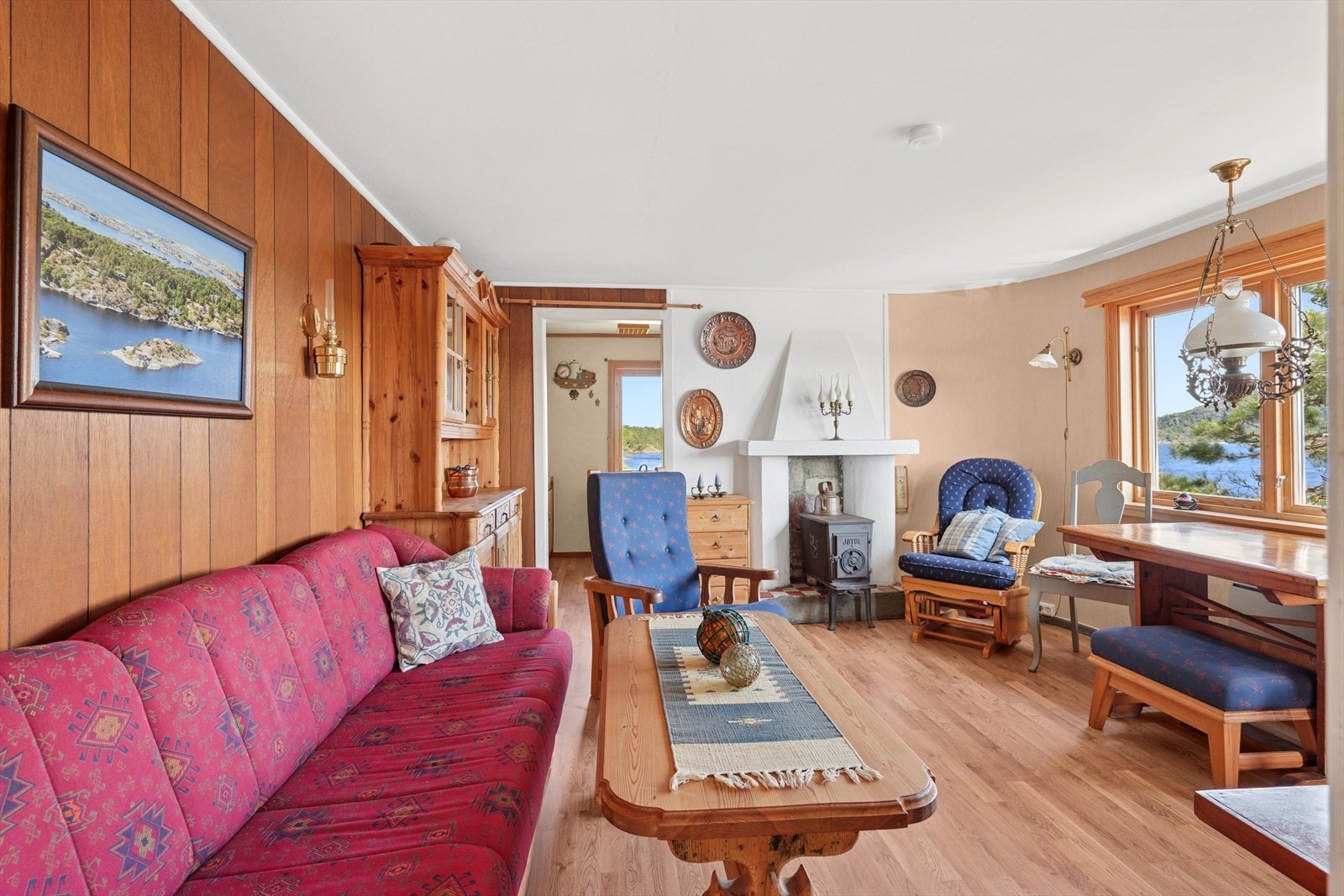 Stuen byr på en varm og innbydende atmosfære med peis som skaper ekte hyttestemning. Galleribilde