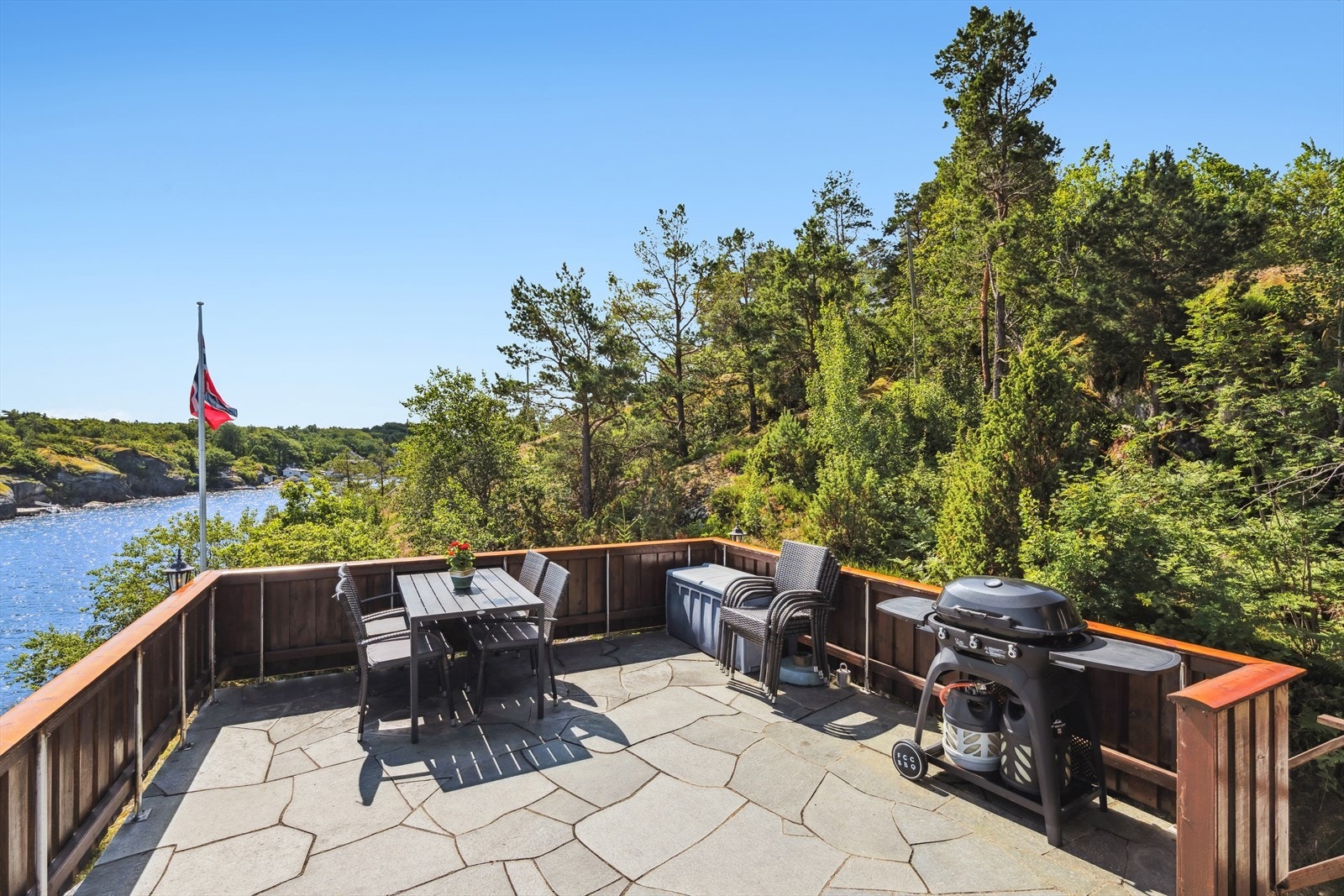 Stor terrasse på hele 28 kvm gir deg rom for både avslapning og sosiale sammenkomster. Her er det plass til både grill og spisegruppe - og fortsatt god plass igjen! Galleribilde