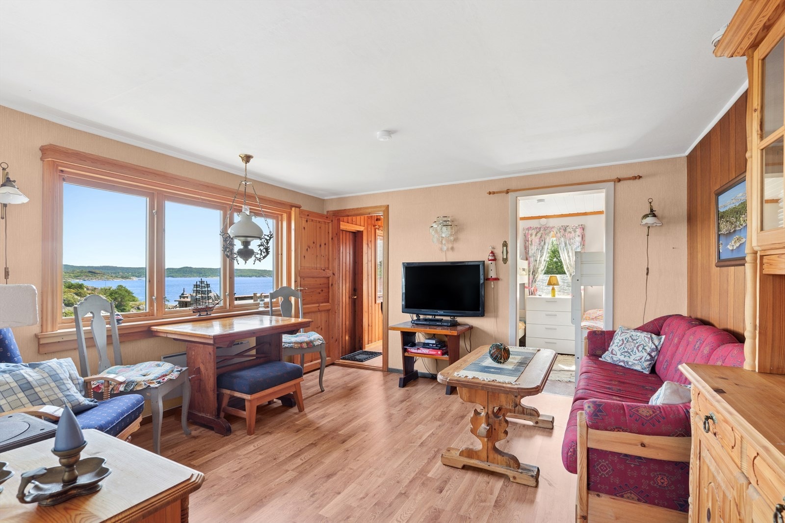 Stue med karakter og utsikt - her får du både stil og sjarm i samme rom. Galleribilde